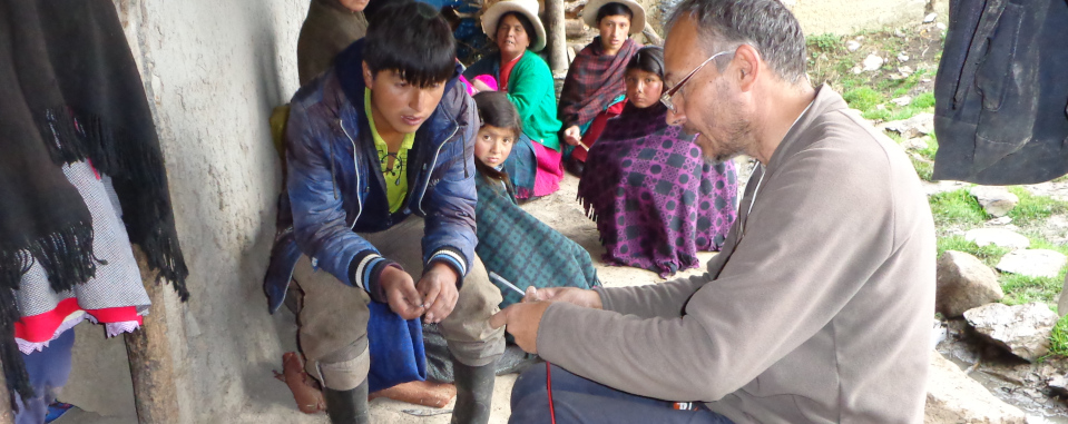 Voluntario dando orientaciones técnicas a un usuario