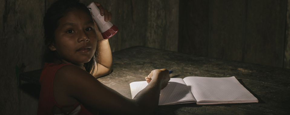 Niña haciendo sus tareas con Luz en Casa