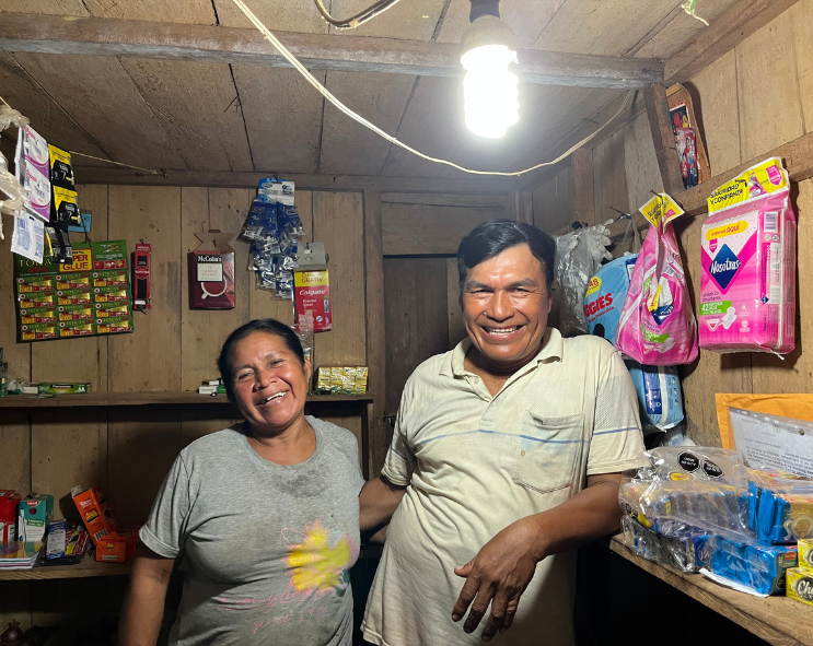 The little store of Romelio and Carmen benefits from our first micro grid